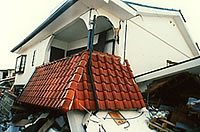 崩れた家屋のイメージ1
