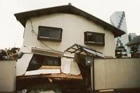 崩れた家屋のイメージ2